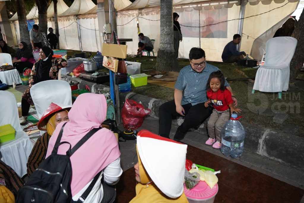 Datang ke SLG Kediri, Mas Dhito Cangkruk Bareng Warga