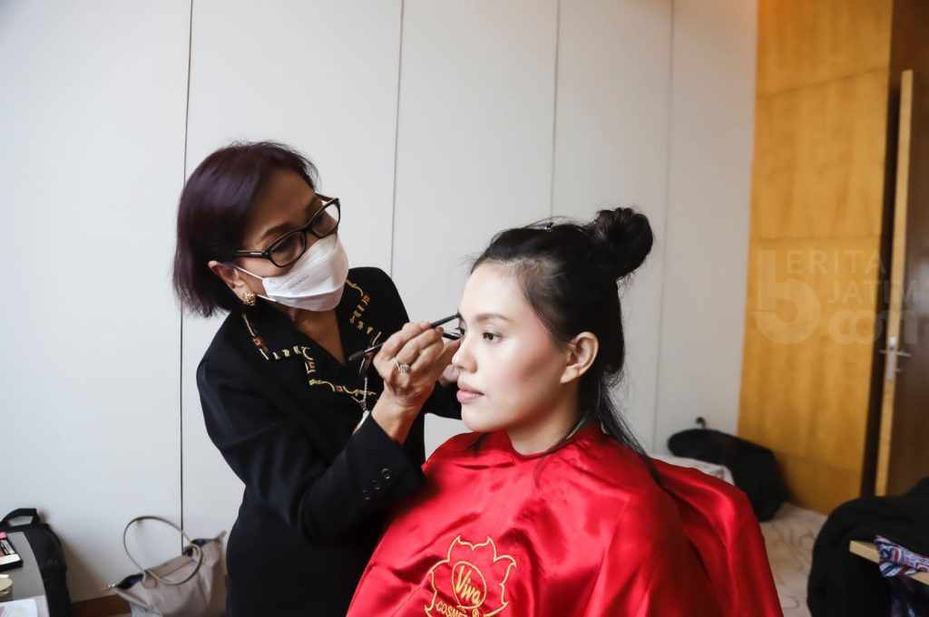 Viva Cosmetics Jadi Official Resmi Make Up & Hair Do di Front Row Paris 2022