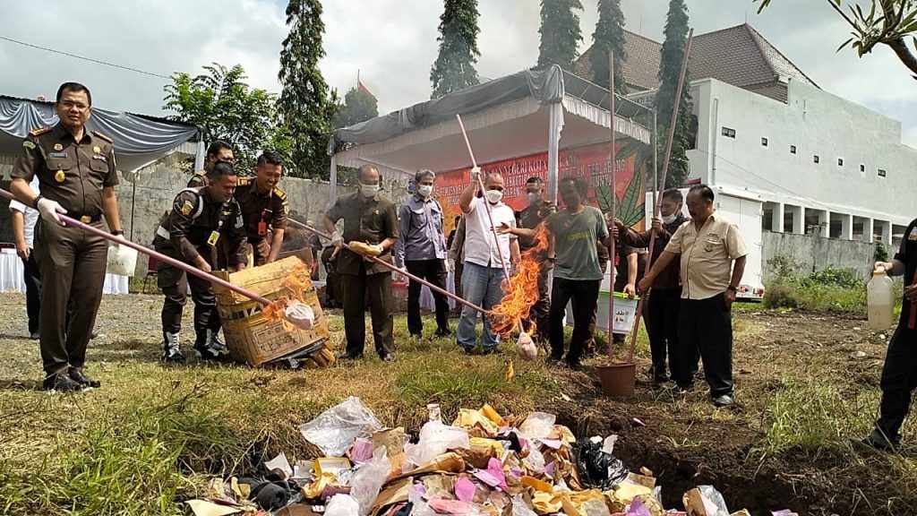 Kejari Kota Malang Bakar Ganja dan Sabu