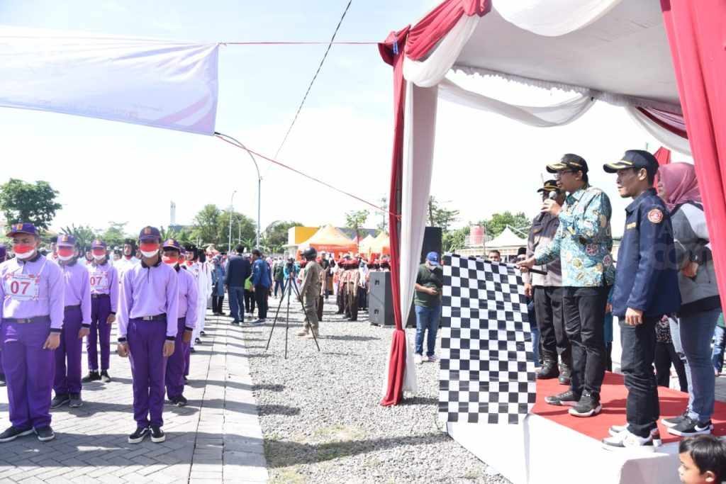 Bupati Gus Muhdlor Berangkatkan 2.220 Peserta Lomba Gerak Jalan Pelajar