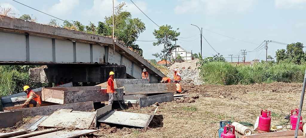 Perbaikan Jembatan Kacangan di Gresik Dikebut
