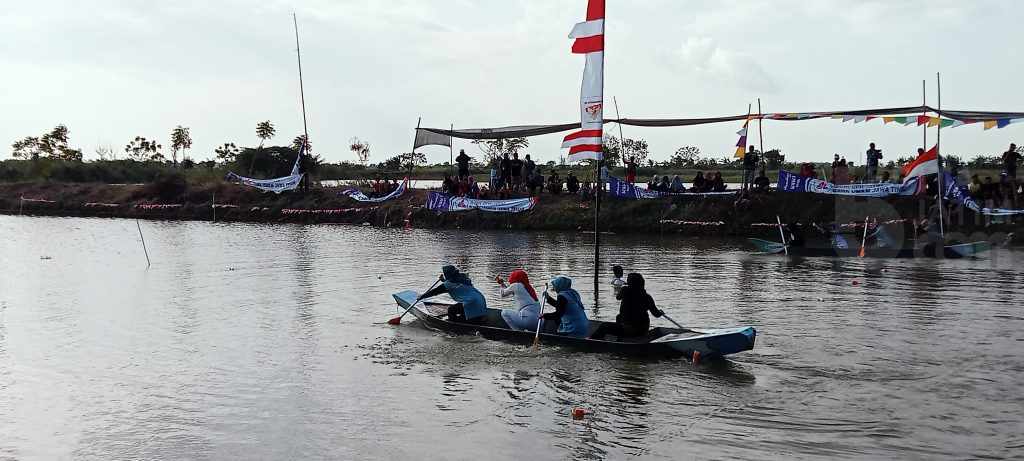 Serunya Lomba Dayung Tradisional di Desa Gredek Gresik