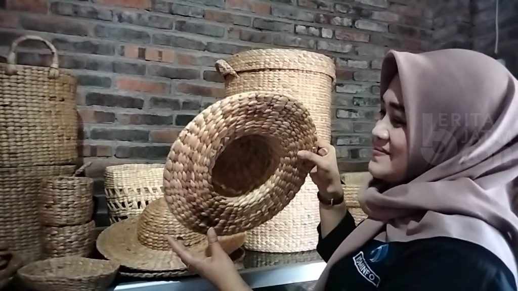 Produk Olahan Eceng Gondok Milik Warga Mojokerto Beromzet Puluhan Juta