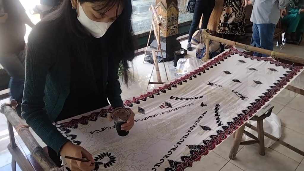 Tak Sekadar Hiasan, Ada Filosofi di Balik Tiap Motif Batik Tulis ‘Rasu’an Lampahan’ Mojokerto
