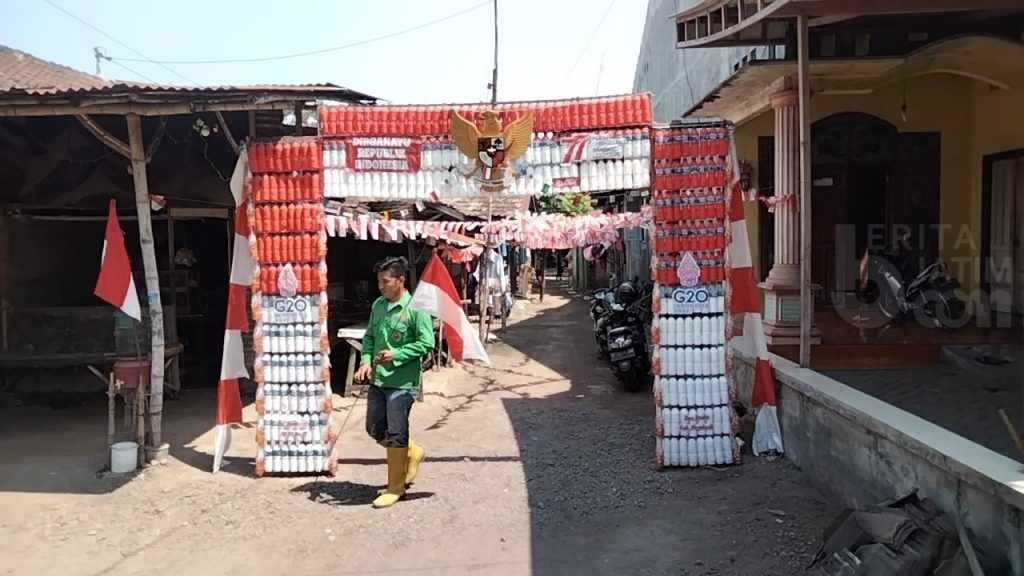 Manfaatkan Limbah Botol Bekas, Pemuda Asal Mojokerto Buat Gapura Merah Putih