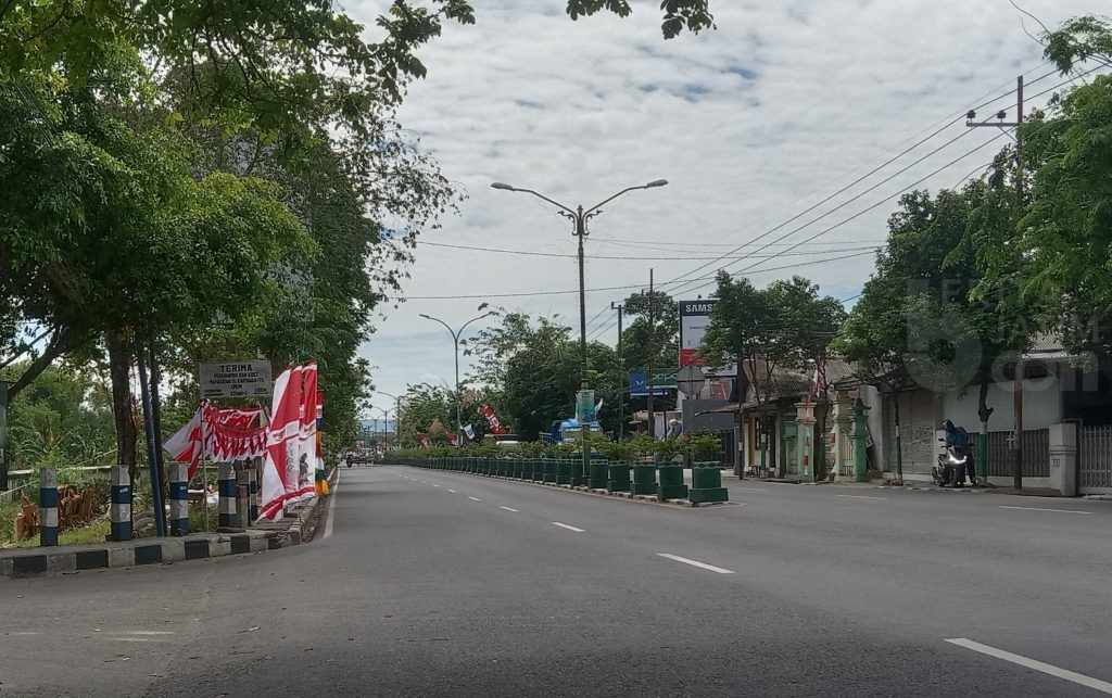 Momen ‘Agustusan’, Pedagang Bendera Padati Jalan Protokol Pamekasan