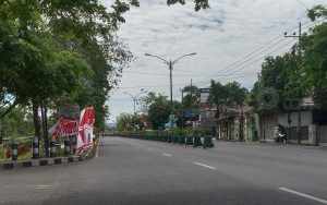 Momen ‘Agustusan’, Pedagang Bendera Padati Jalan Protokol Pamekasan