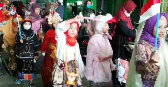 Kenalkan Budaya Islam, Ratusan Siswi MI Gresik Gelar Pawai