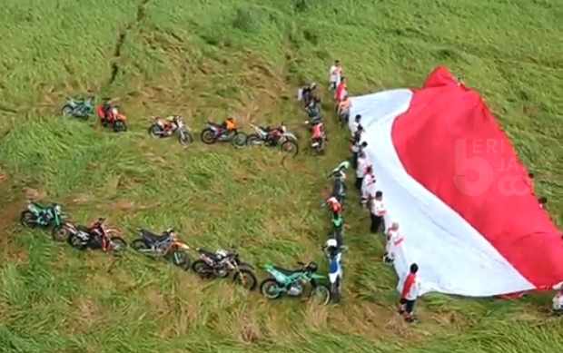 Komunitas Motor Trail Gresik Kibarkan Bendera Merah Putih Raksasa