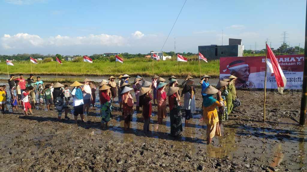 Warga Dusun Masang Pasuruan Upacara Kemerdekaan di Tengah Sawah