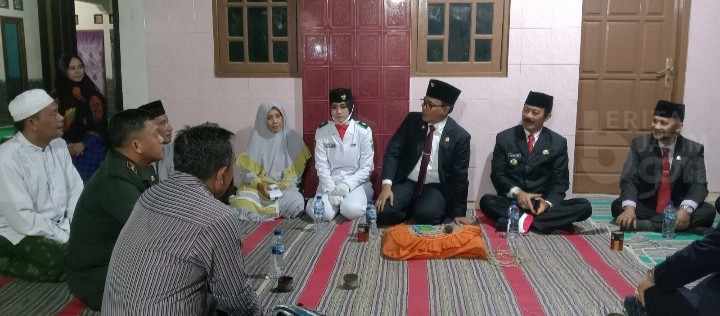 Semangat Ananda Andira Bawakan Baki Bendera Merah Putih Bikin Bupati Pamekasan Bangga dan Terharu