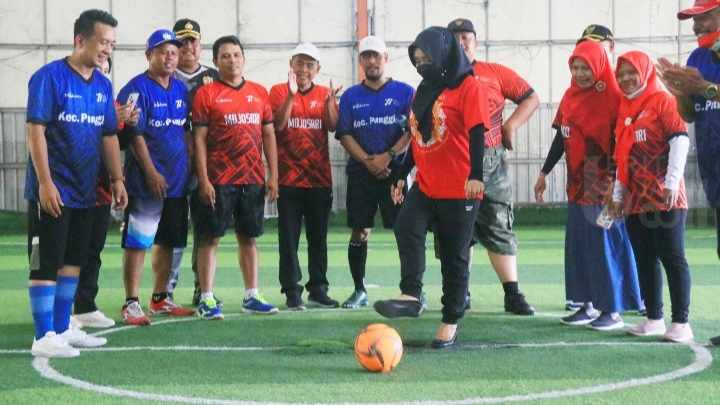 Bupati Mojokerto Lakukan Kick Off Laga Persahabatan Futsal Antarkades