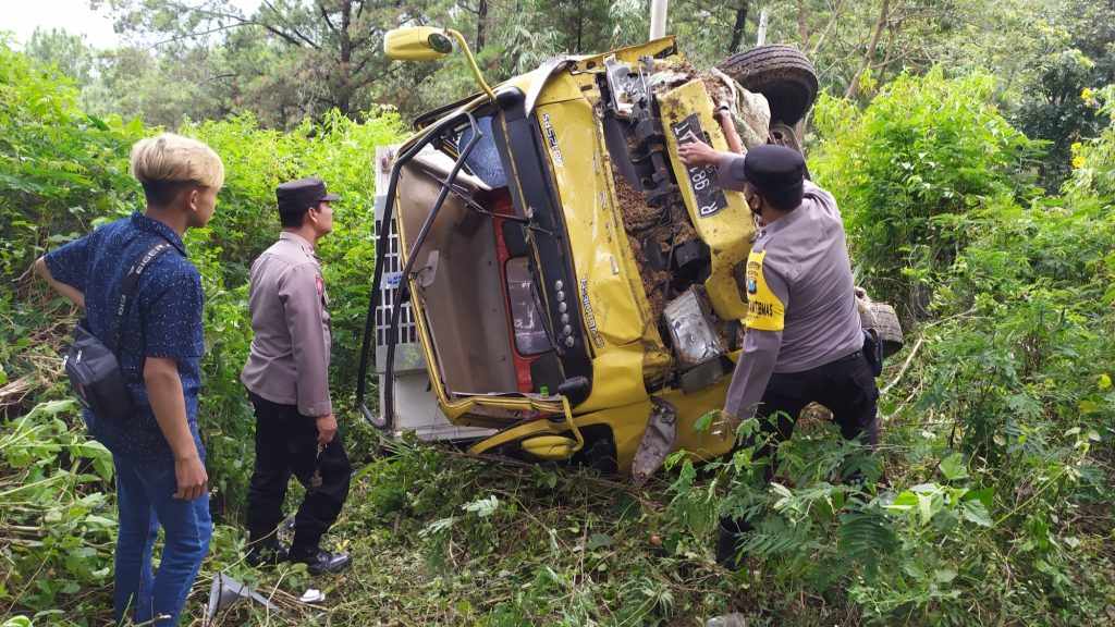 Diduga Rem Blong, Truk Boks Muatan Susu Terguling di Pacet Mojokerto