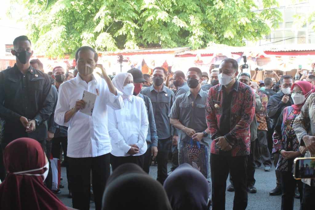 Wali Kota Eri Dampingi Presiden Jokowi Salurkan Bantuan PKH dan BPNT di Pasar Pucang Anom Surabaya