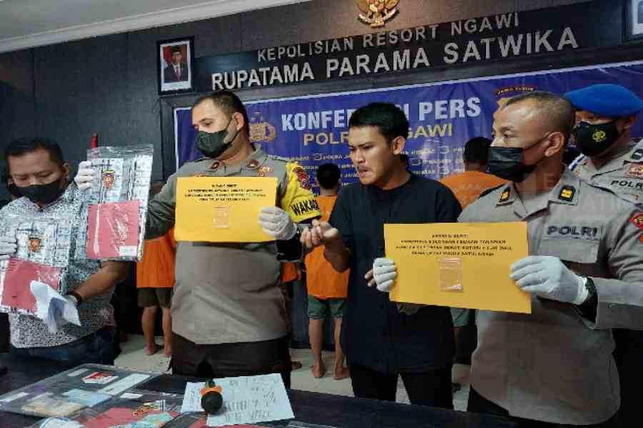 Empat Bulan Operasi, Polres Ngawi Ciduk 8 Pengedar Sabu dan Pil Koplo