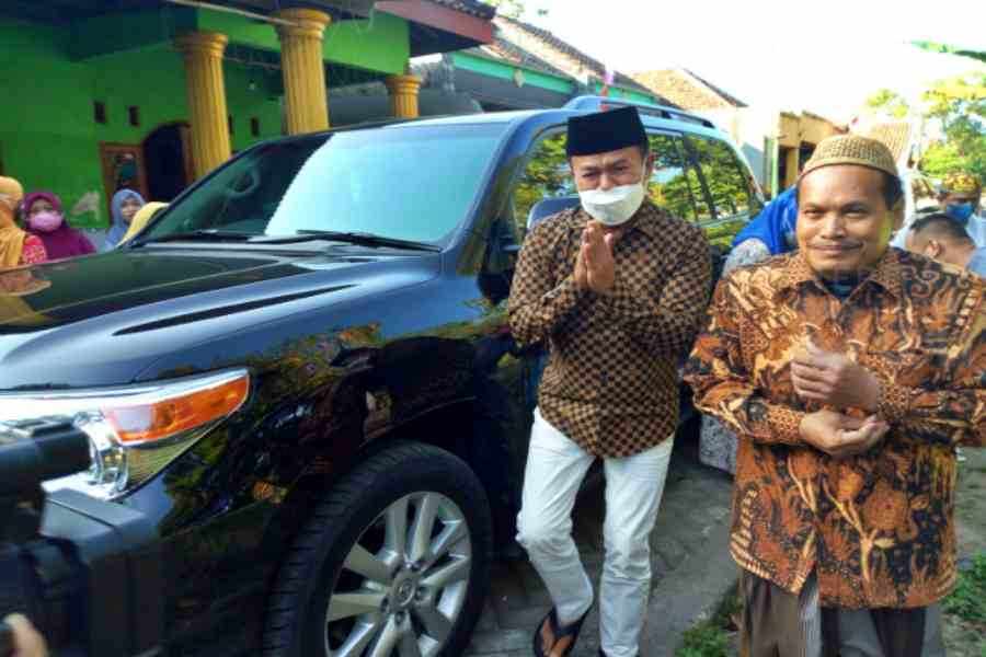 Bebas dari Lapas Porong Sidoarjo, Mantan Bupati Jombang Nyono Suharli Ziarah ke Makam Istri