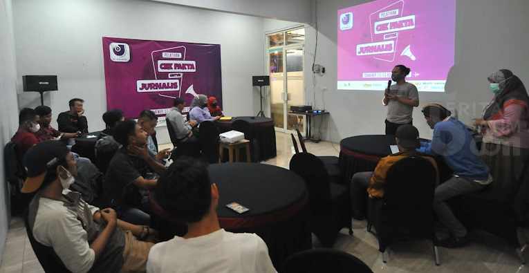 Perangi Hoaks, AJI Surabaya Ajak Jurnalis di Sumenep Belajar Cek Fakta