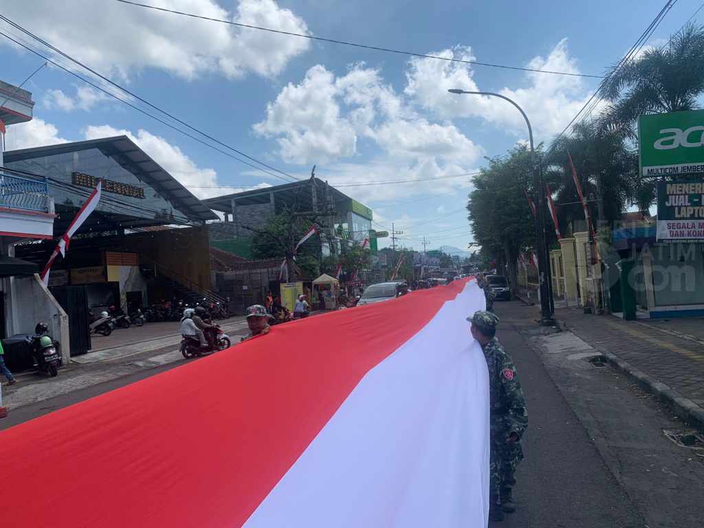 Sambut Kemerdekaan RI, PKB Jember Kirab Bendera Raksasa Sepanjang 500 Meter