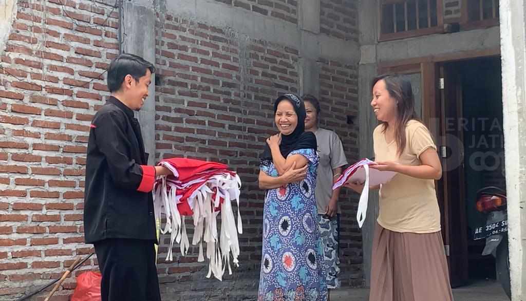 Prihatin Terhadap Bendera Usang, Warga Ponorogo ini Bagikan Bendera Merah Putih Gratis