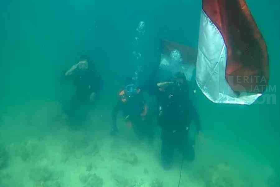 Satpolairud Polres Probolinggo Kibarkan Merah Putih di Dasar Laut