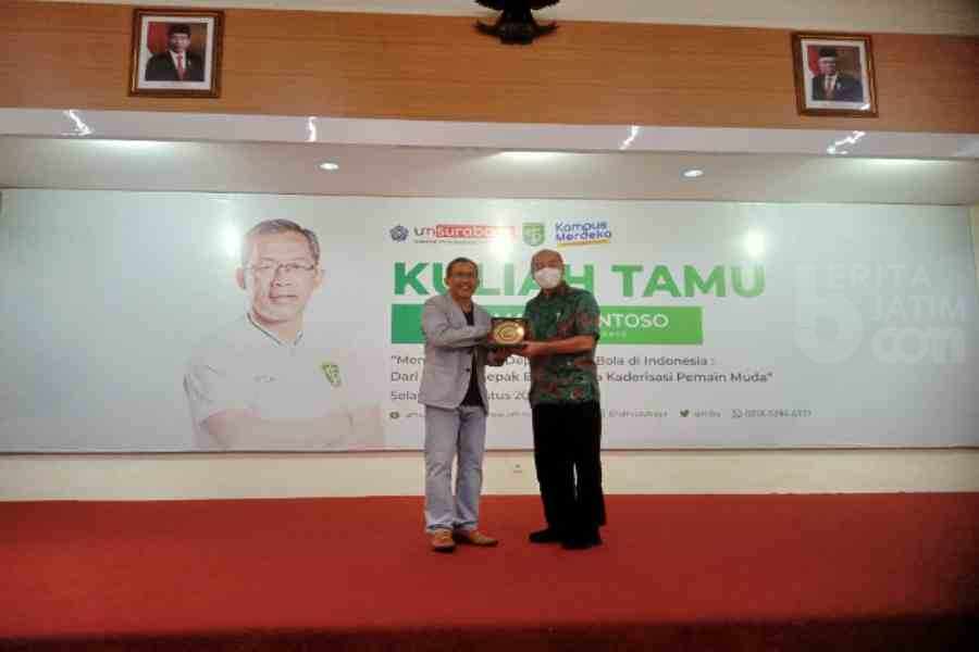 UM Surabaya Berikan Beasiswa untuk Bonek-Bonita Green Nord 27