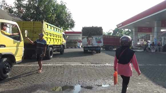 Antrean Pembeli Solar Juga Mengular di Sejumlah SPBU Ngawi