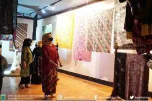 Wali Kota Batu Dewanti Rumpoko Buka Pameran Metamorfosa Anjani Batik Bantengan