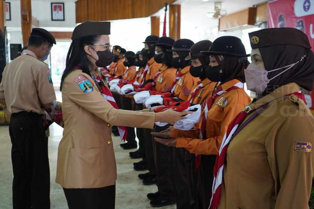 Kak Cicha Bekali Peserta Jambore dari Kediri Sambel Pecel dan Tempe