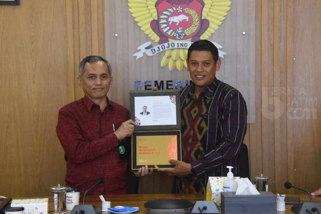 Wali Kota Kediri Terima Uang Baru Berseri Tahun Kelahirannya