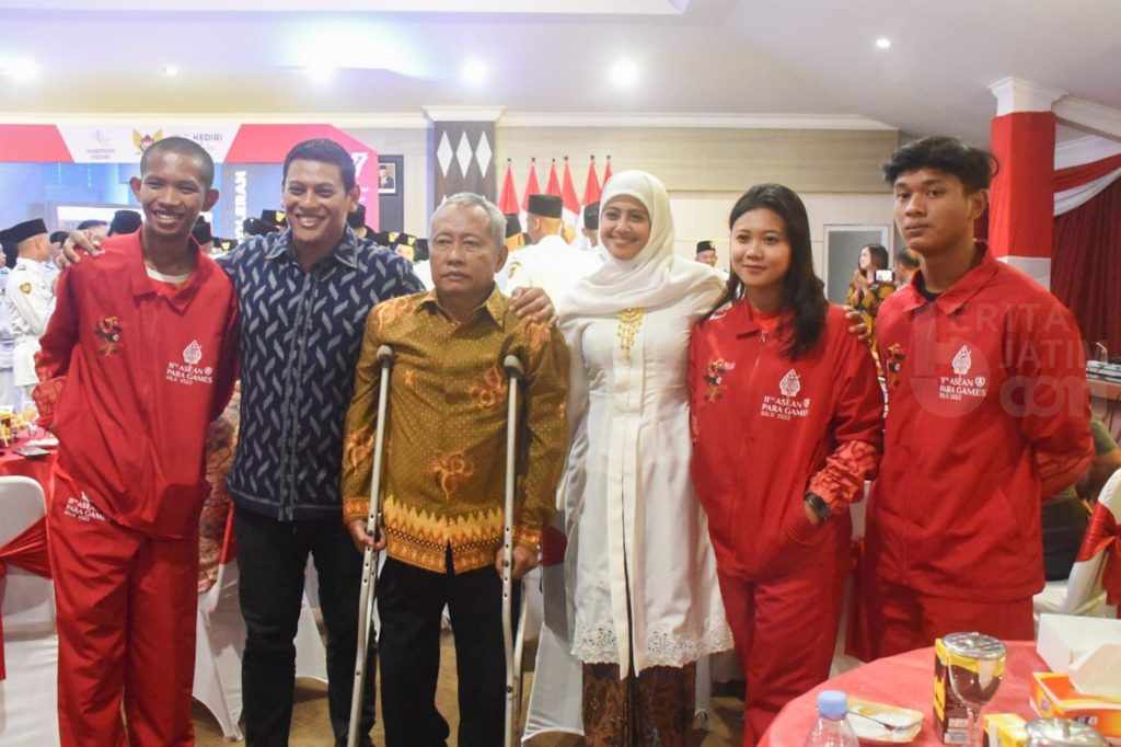 Mas Abu Beri Piagam Penghargaan pada Anak Berprestasi dan Paskibraka Kota Kediri