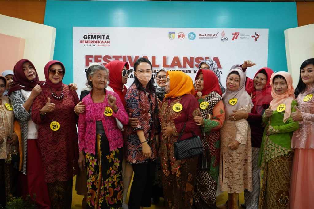 Rayakan Kemerdekaan, Lansia Kediri Adu Kebolehan di Lomba Kecantikan Sampai Fashion Show