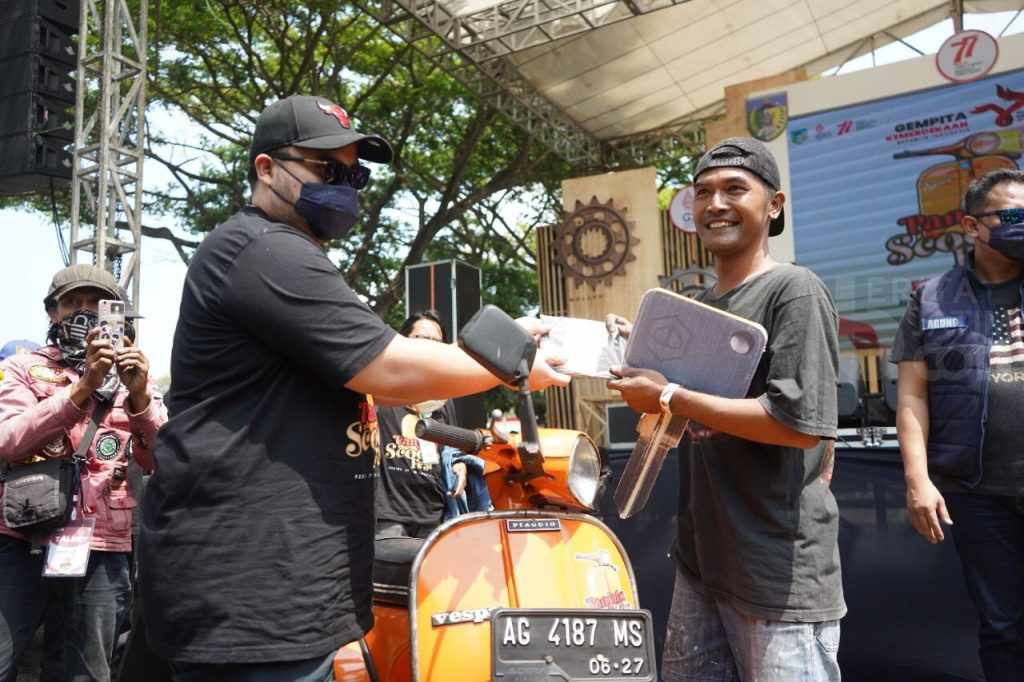 Mas Dhito Berikan Doorprize 2 Vespa Bagi Scooterist Asal Kediri-Madiun