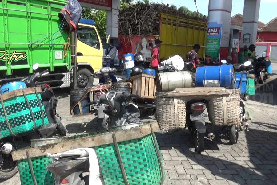 Solar Sulit Didapat, Petani Sampai Kelaparan Saat Antre di SPBU Tempuran Ngawi