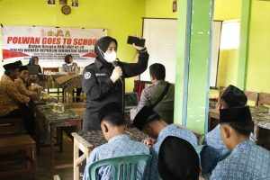 Kunjungi Pesantren, Polwan Sumenep ‘Goes To School’ Ajak Santri Cerdas Bermedsos