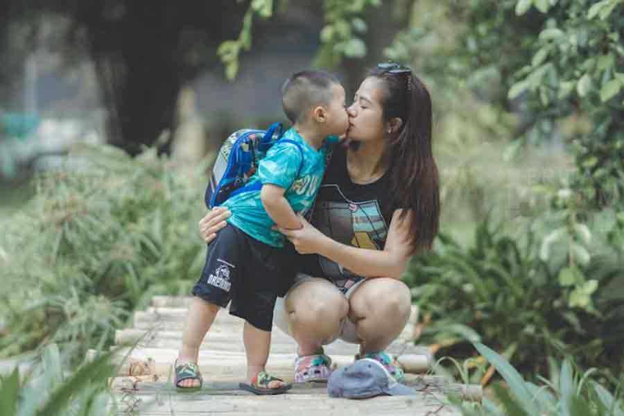 Hindari Mencium Bibir Anak, Ini Alasannya Menurut Psikologi