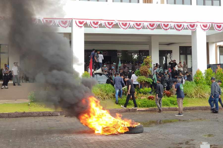 Tolak Rencana Kenaikan Harga BBM, Mahasiswa Bangkalan dan Polisi Saling Dorong