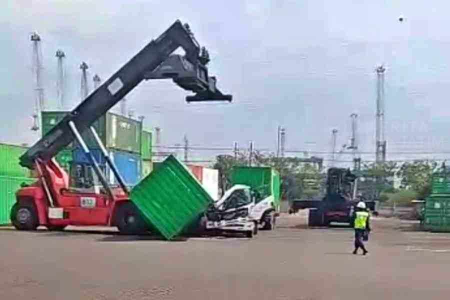 Kontainer Jatuh Timpa Truk di Depo PT BJTI Tanjung Perak Surabaya, Satu Meninggal
