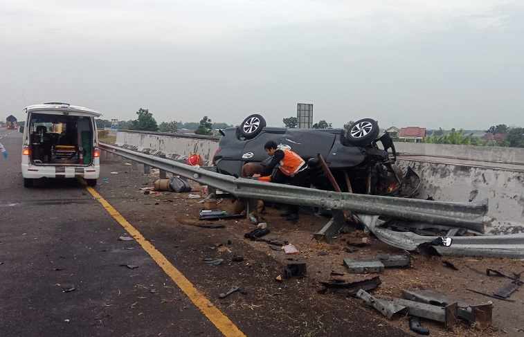 Minibus Berisi 9 Penumpang Terbalik di Tol Jombang