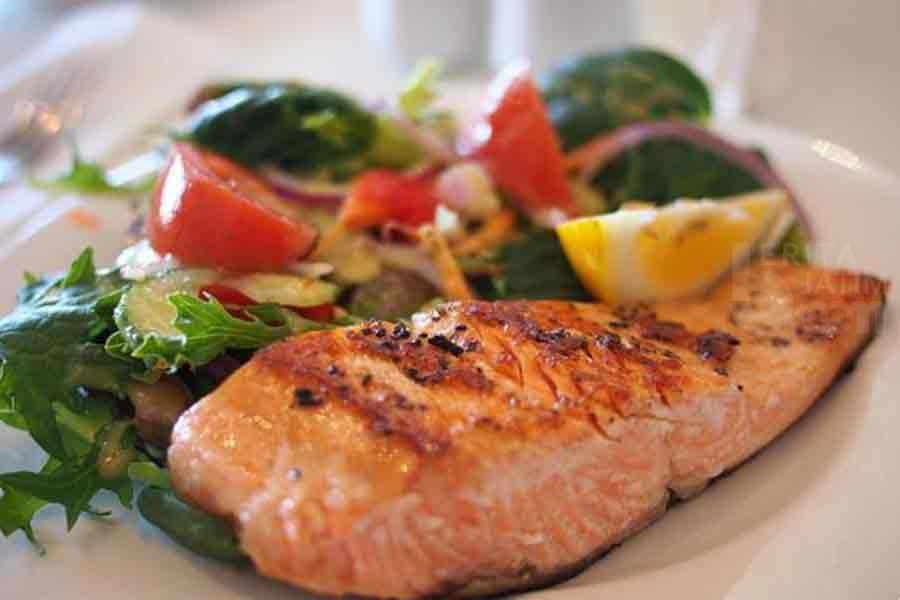 Rubah Hidup Buruk dengan Mengonsumsi 3 Jenis Bahan Makanan yang Tinggi Omega 3 Ilustrasi manfaat ikan salmon yang dipanggang dengan tambahan sayuran disampingnya. (pixabay)