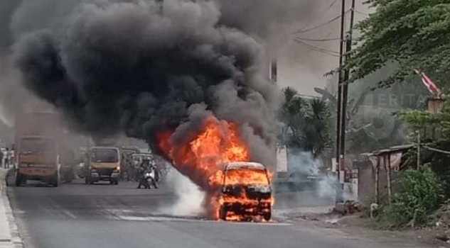 Usai Diisi Pertalite, Mobil Carry di Jombang Terbakar Hebat, Sopir Kabur