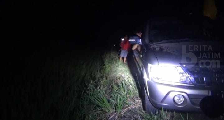 Ikuti Google Maps, Mobil Warga Surabaya Tersesat di Area Persawahan Jombang