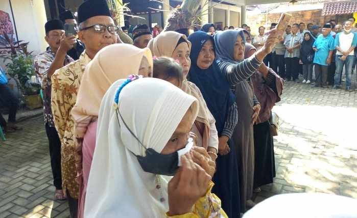 Tangis Wanita Tua di Halaman Rumah Eks Bupati Jombang Nyono Suharli