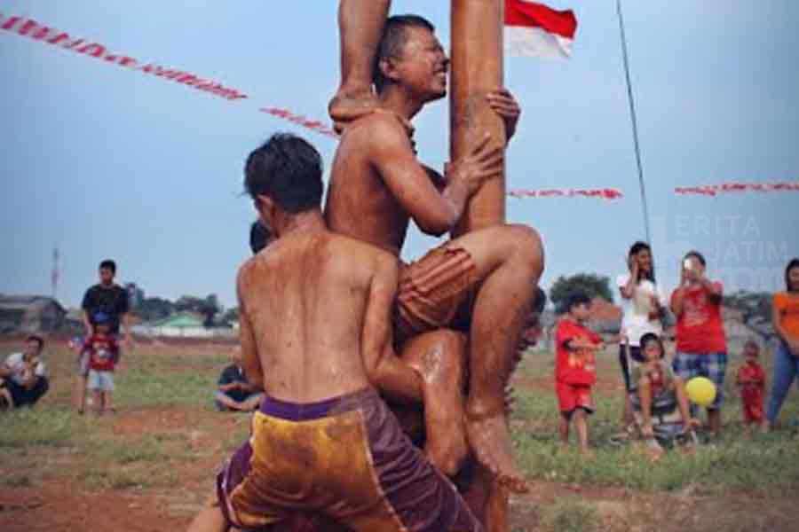 Rayakan Kemerdekaan dengan Lomba Panjat Pinang, Apa Sejarah Kelam Dibaliknya?