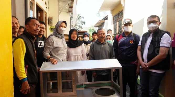 Untuk Modal Usaha, Wali Kota Batu Serahkan Bansos PKH