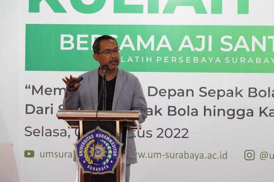 Di Depan Mahasiswa Unmuh Surabaya, Aji Santoso Berbagi Masa Depan Sepakbola Indonesia