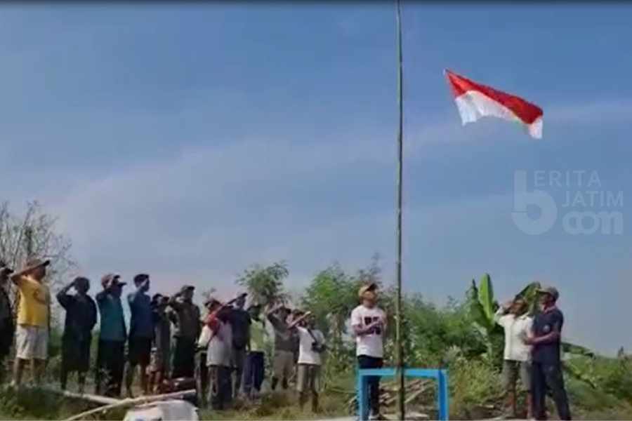 Petani Lamongan Gelar Upacara Bendera di Bantaran Sungai, Pengguna Jalan di Traffic Light