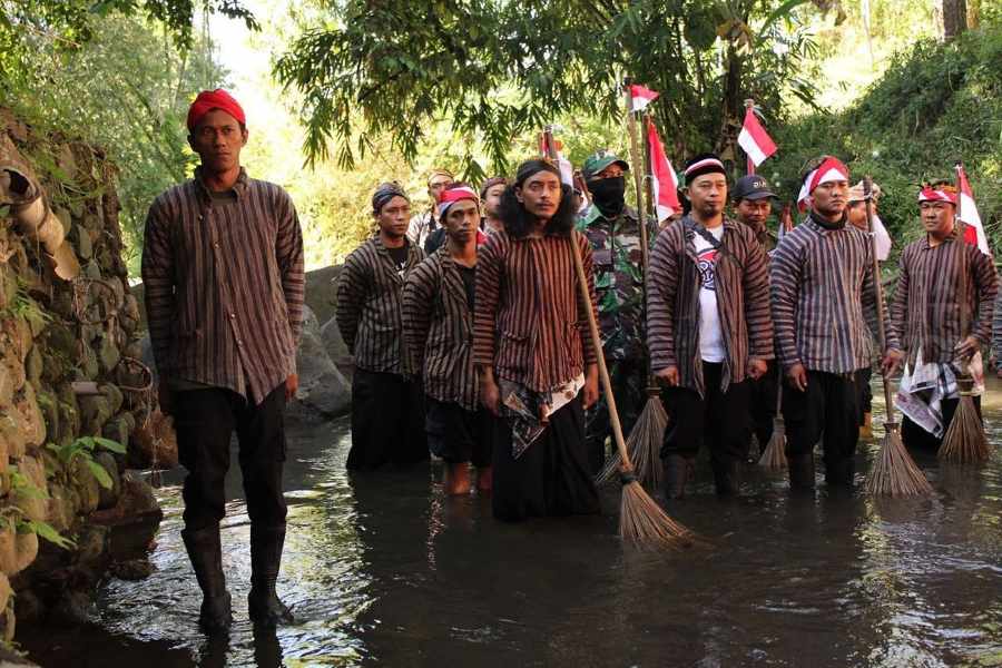 Tenaga Kebersihan Kota Batu Gelar Upacara Bendera di Aliran Sungai
