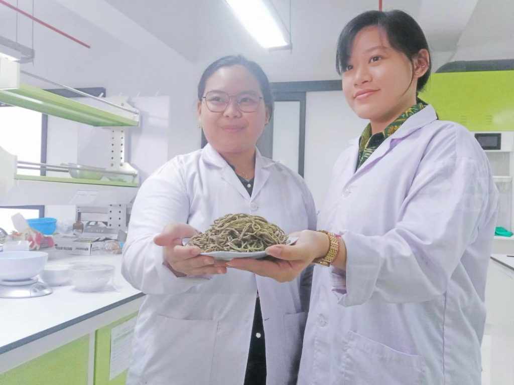 Mahasiswa Ubaya Ciptakan Mie Tebak dari Tempe dan Daun Sengkubak