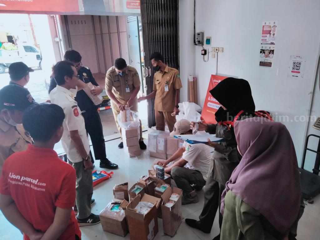 Tim Gabungan Sumenep Gagalkan Pengiriman Puluhan Paket Rokok Ilegal via Ekspedisi