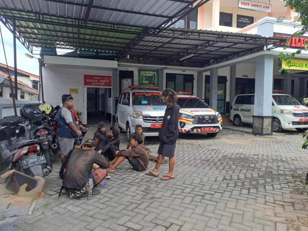 Remaja Perempuan Panjat Truk, Jatuh, Meninggal Seketika